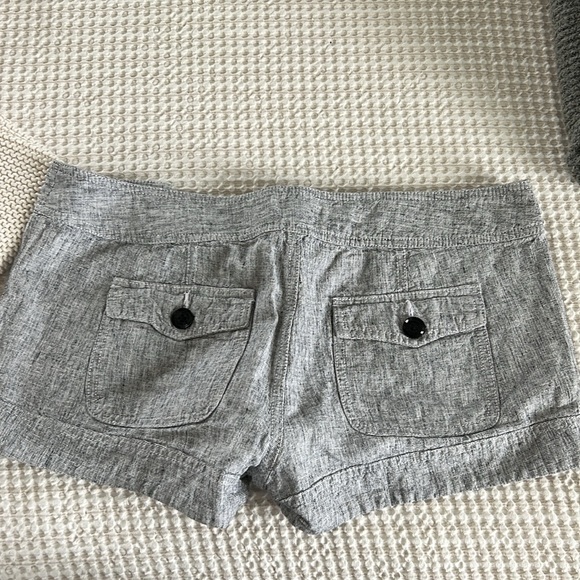 Full button closure - Picture 4 of 4